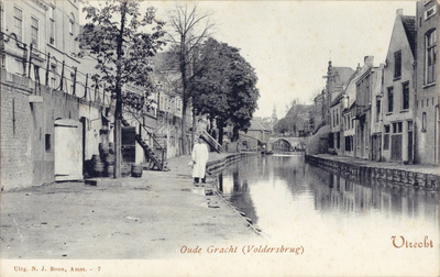 1857 Gezicht op de Oudegracht te Utrecht met rechts de Werf aan de Twijnstraat en op de achtergrond de Vollersbrug.N.B. ...
